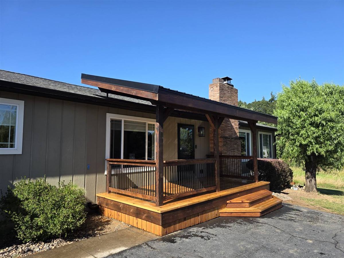 Covered deck built by Reno Masters, deck builder serving Scappoose Oregon