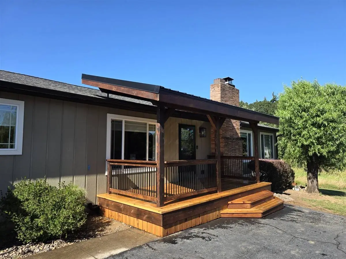 Covered deck built by Reno Masters, deck builder serving Scappoose Oregon
