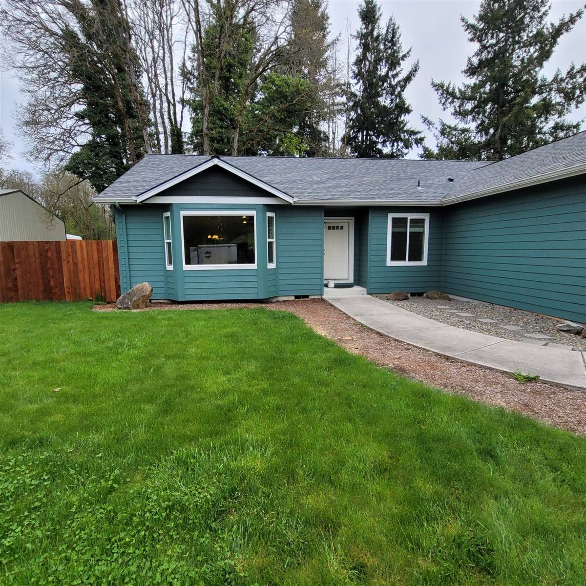 Freshly painted exterior of a Scappoose Oregon home by Reno Masters